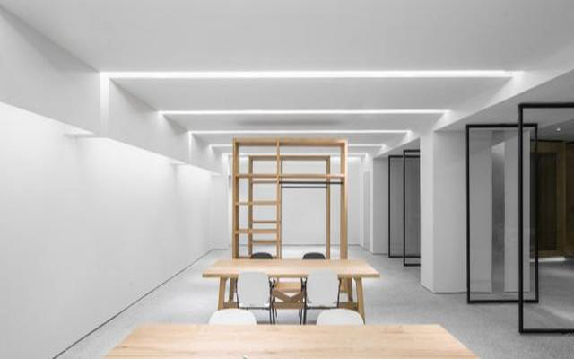 公裝行政人員在辦公室裝修施工現場的職責是什么？